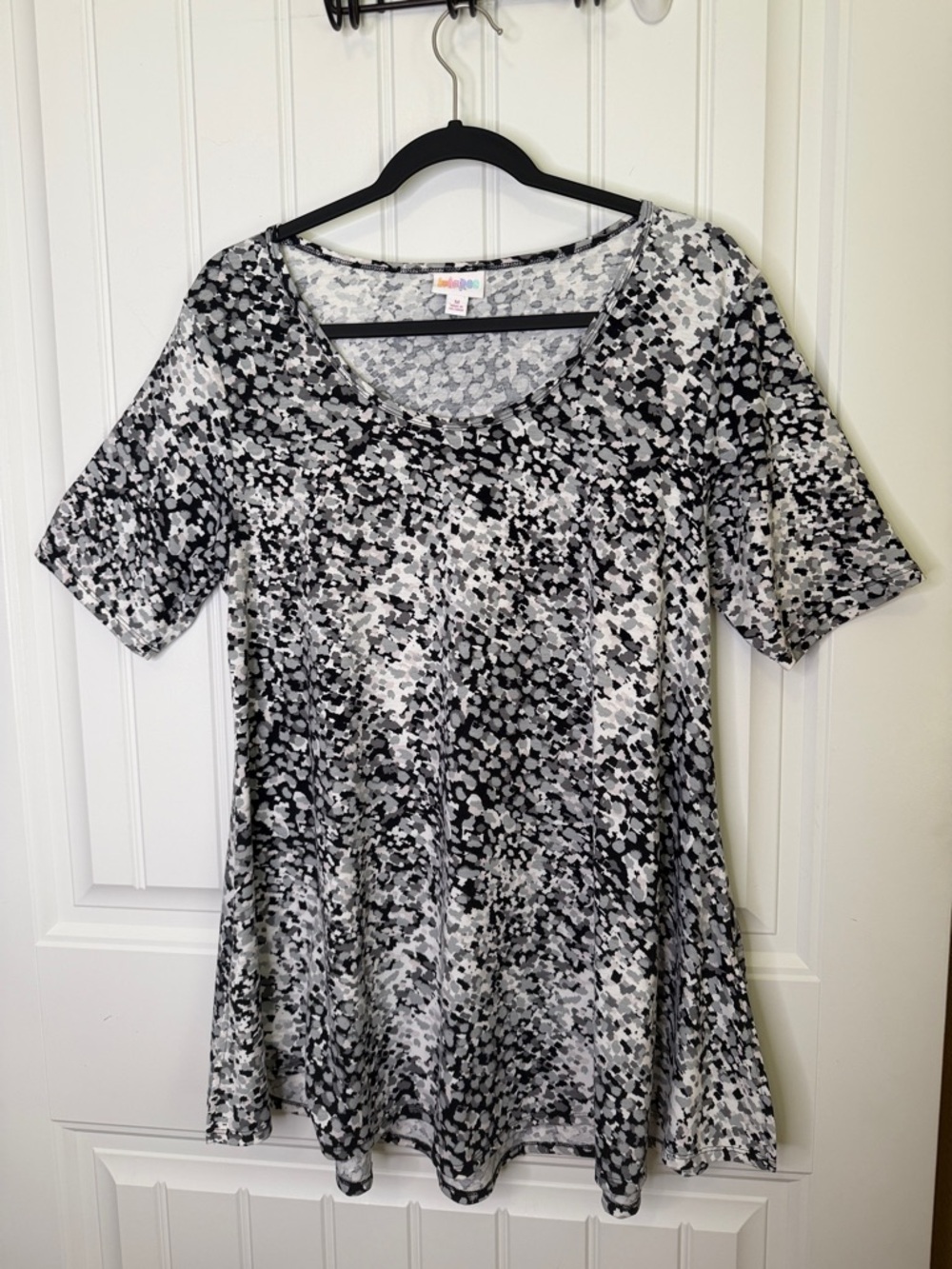 LuLaRoe Black White Abstract Print Scoop Neck Tunic Top Short Sleeve Medium - Picture 2 of 6